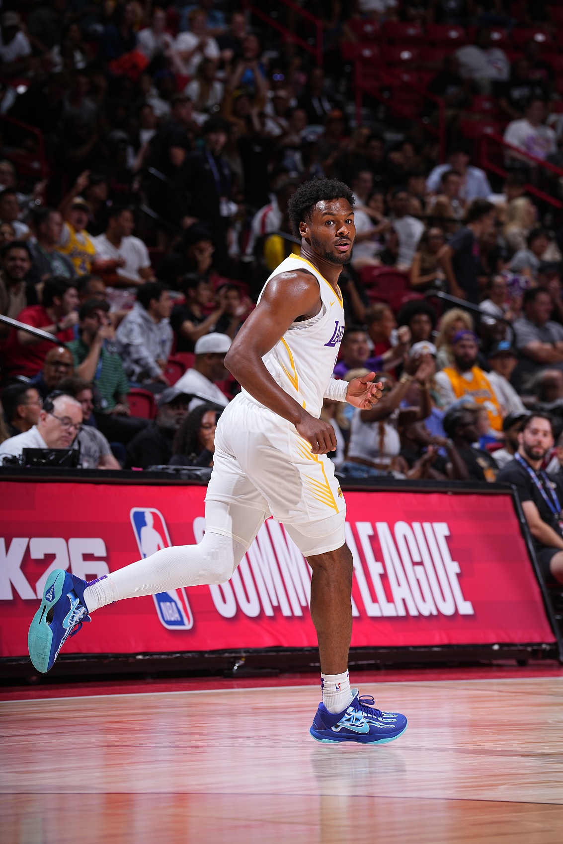 南湾湖人击败圣迭戈快船 布朗尼4分4失误 克内克特30分 阿杜14分