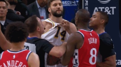 小摩擦！克莱伯和克里斯·邓恩篮下卡位互相推搡 裁判啥也没吹！