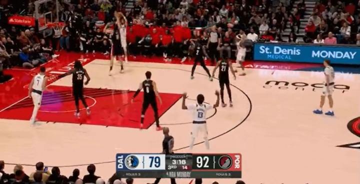 这找谁说理去？斯普利特指挥杨瀚森补防 克莱还是进&本场三分5中1