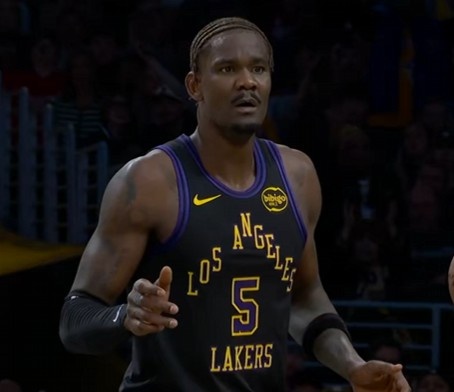 拉拉维亚倒地救球助詹姆斯上篮 但艾顿提前被吹进攻犯规&人都懵了