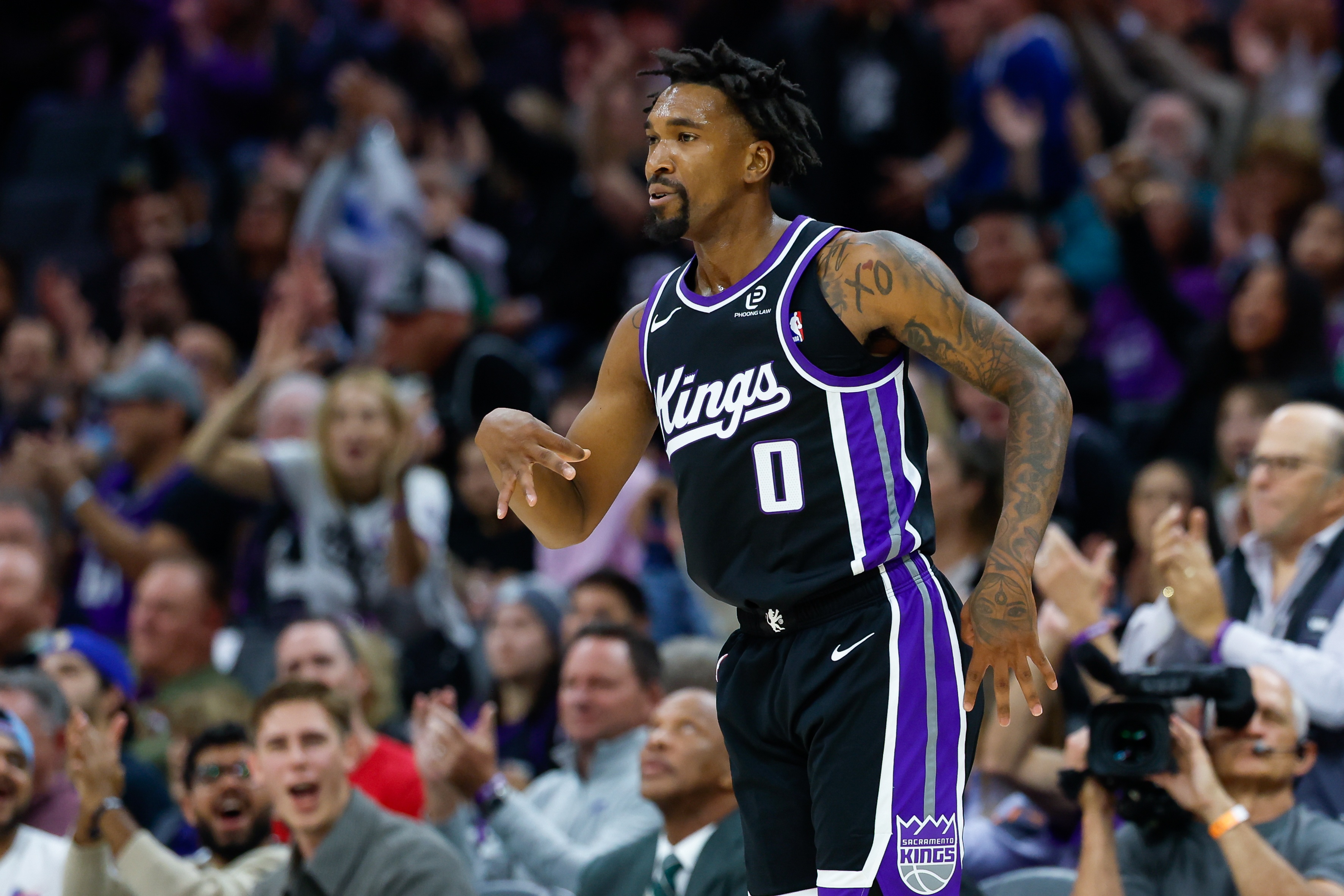 弑杀旧主!蒙克替补7记三分球砍下26分1板8助1断 次节独得18分