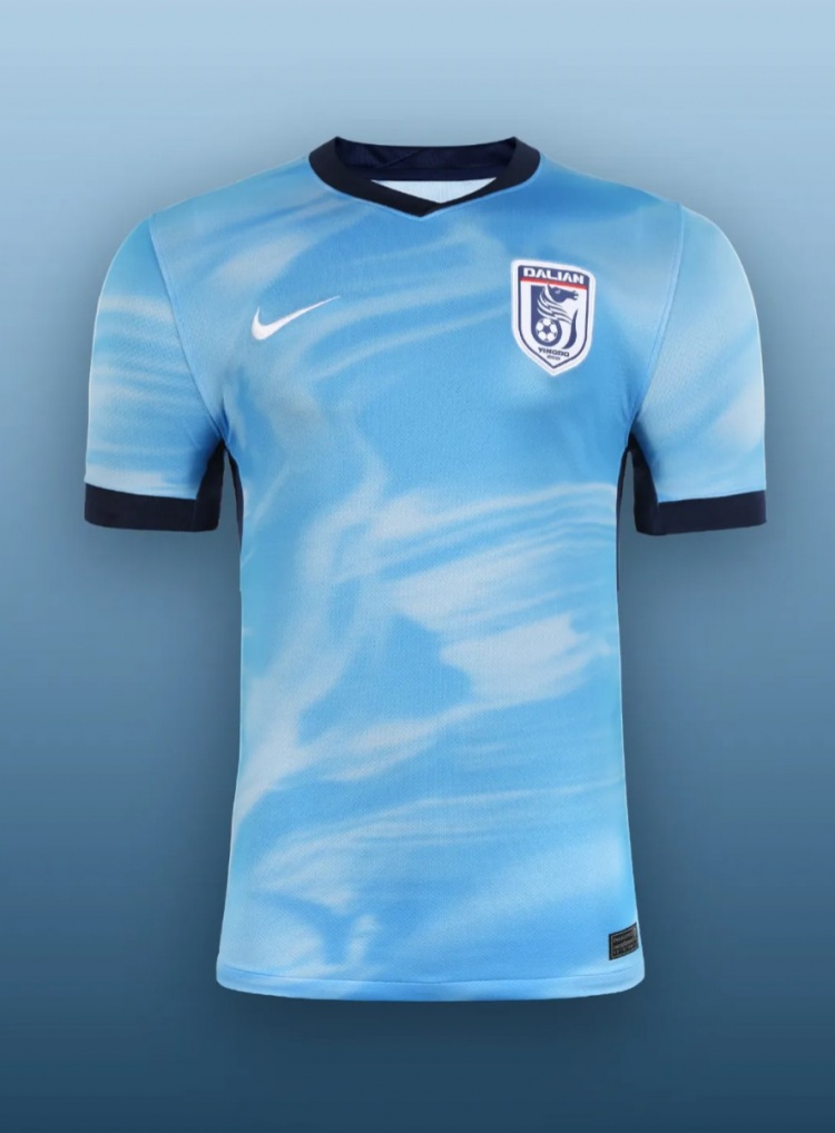 英博主场球衣以天蓝为基调，将骏马意象转化为贯穿整体的动感线条