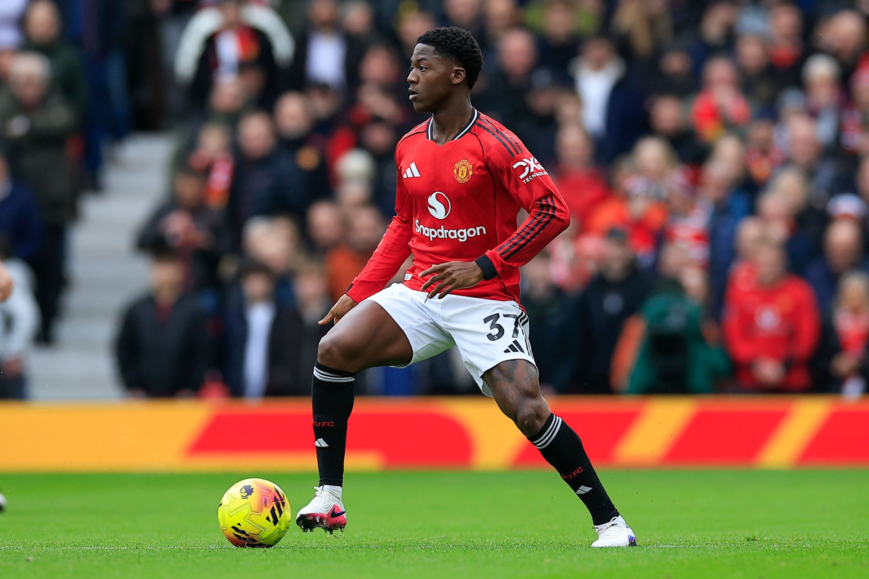 曼晚：梅努回归曼联首发获赞誉，但仍是队内收入最低球员之一